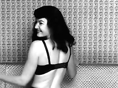 The Famous - Gretchen Mol And Bettie Page