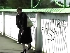 N.t.french Dame Pissing